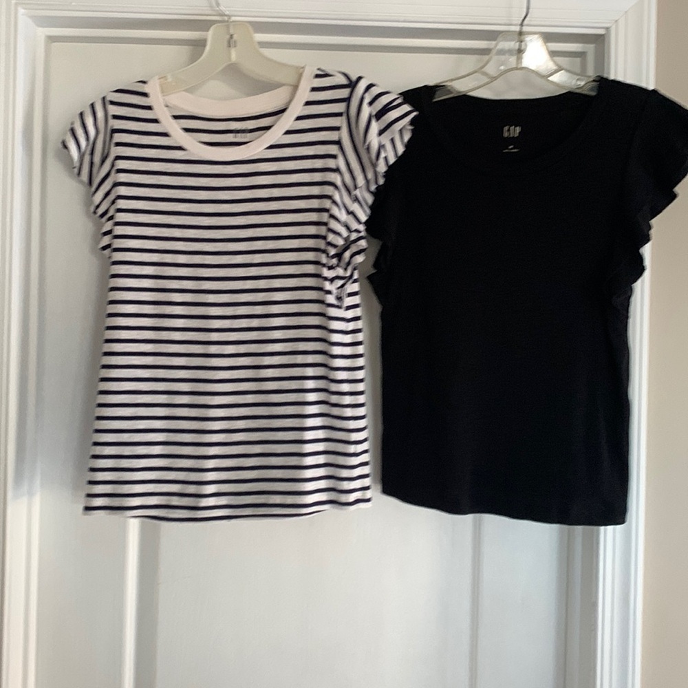 GAP Flutter sleeve t-shirts (2) sz M
